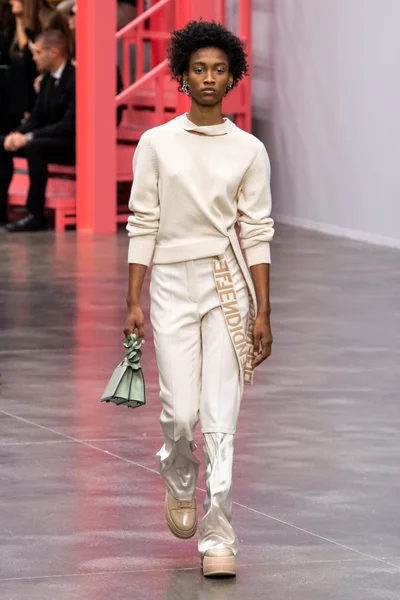 Look 16